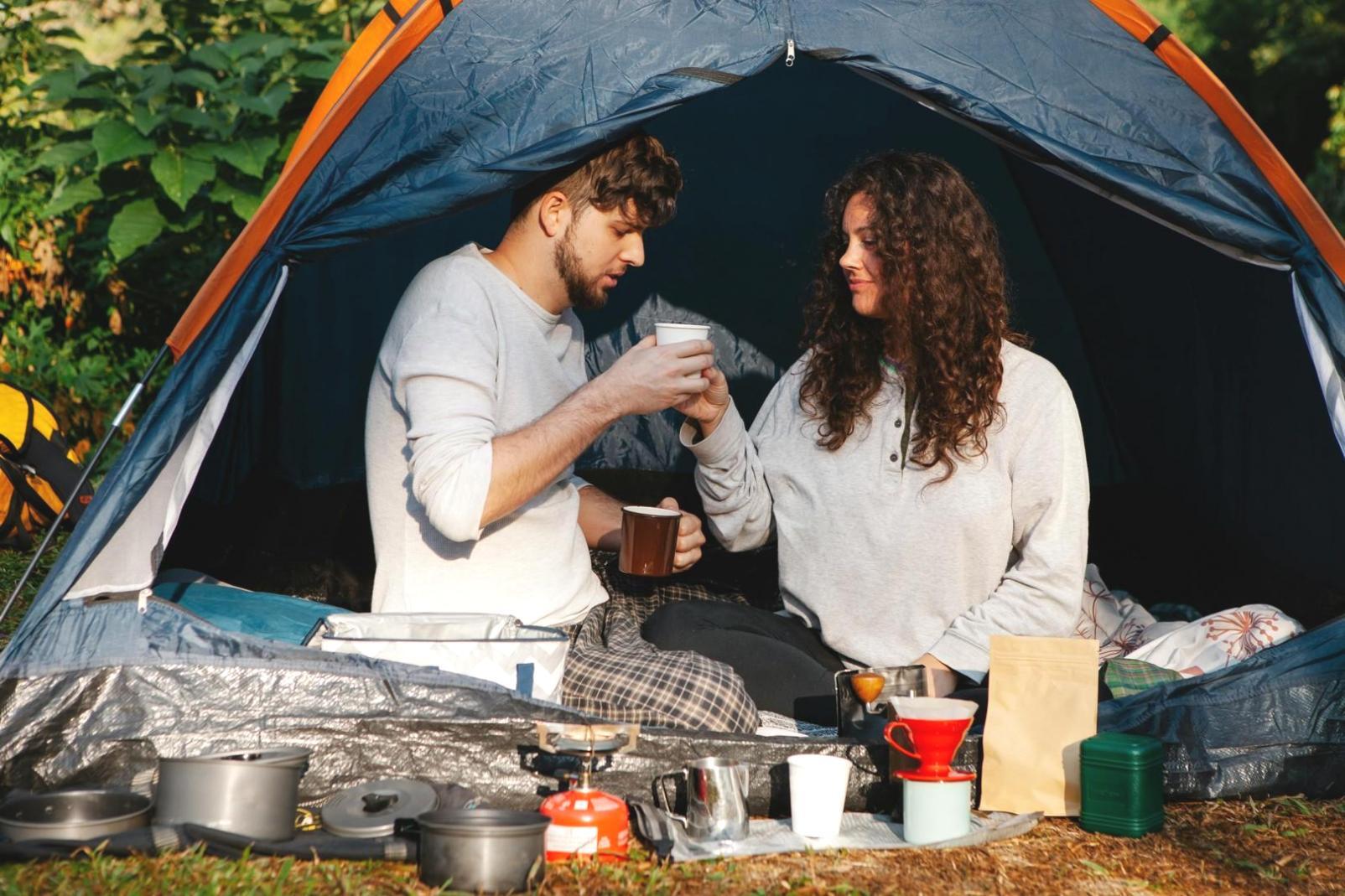 Famiglia che pianifica insieme attività settimanali