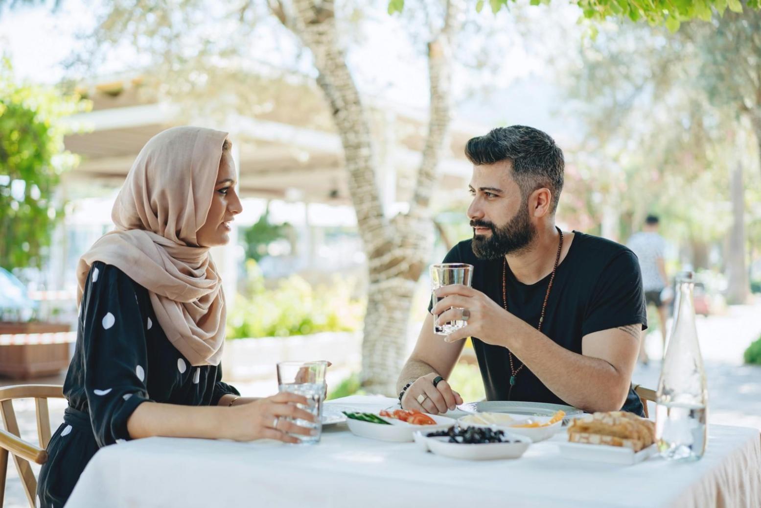 Momento familiare durante attività condivisa